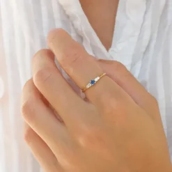 Smal blå zirkon ring i 9 karat guld