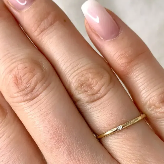Smal brillantring i 9 karat guld.- og hvidguld 0,003 ct