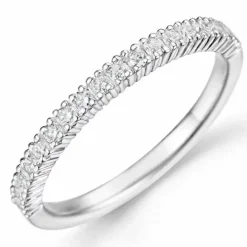 Smal diamantring i 14 karat hvidguld 0,27 ct