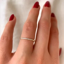 Smal diamantring i 14 karat guld 0,099 ct