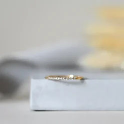 Smal diamantring i 14 karat guld 0,099 ct