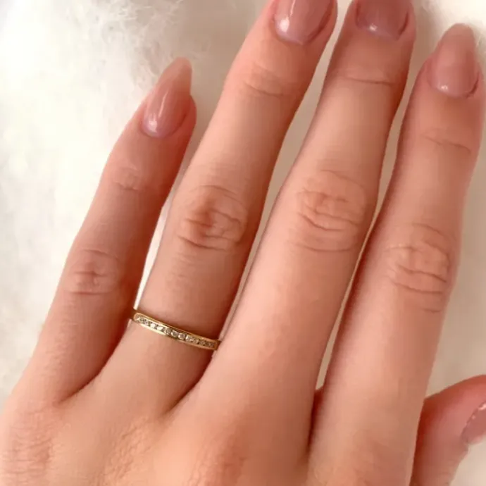 Smal guld ring i 9 karat guld