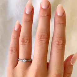 Smal hvid zirkon ring i sølv