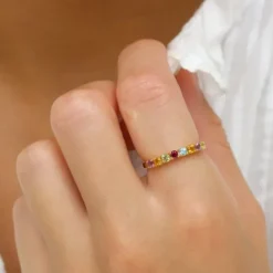Smal multifarvet ring i 8 karat guld