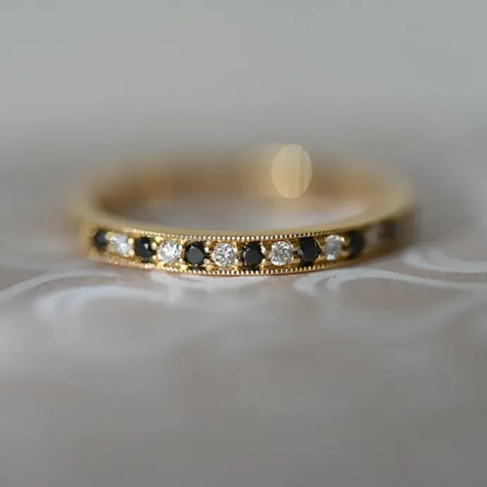 Sort alliancering i 14 karat guld 0,09 ct 0,10 ct