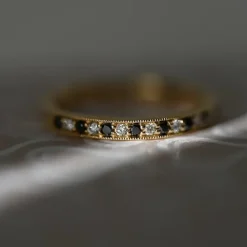 Sort alliancering i 14 karat guld 0,09 ct 0,10 ct