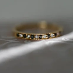 Sort alliancering i 14 karat guld 0,09 ct 0,10 ct