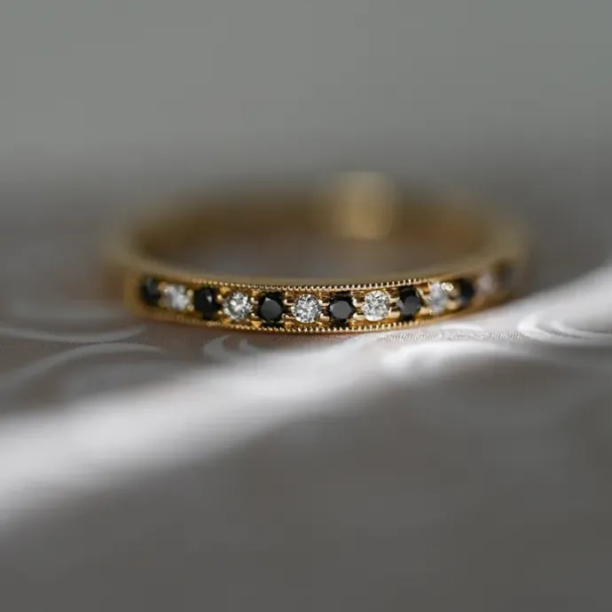 Sort alliancering i 14 karat guld 0,09 ct 0,10 ct