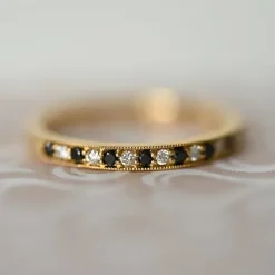 Sort alliancering i 14 karat guld 0,09 ct 0,10 ct