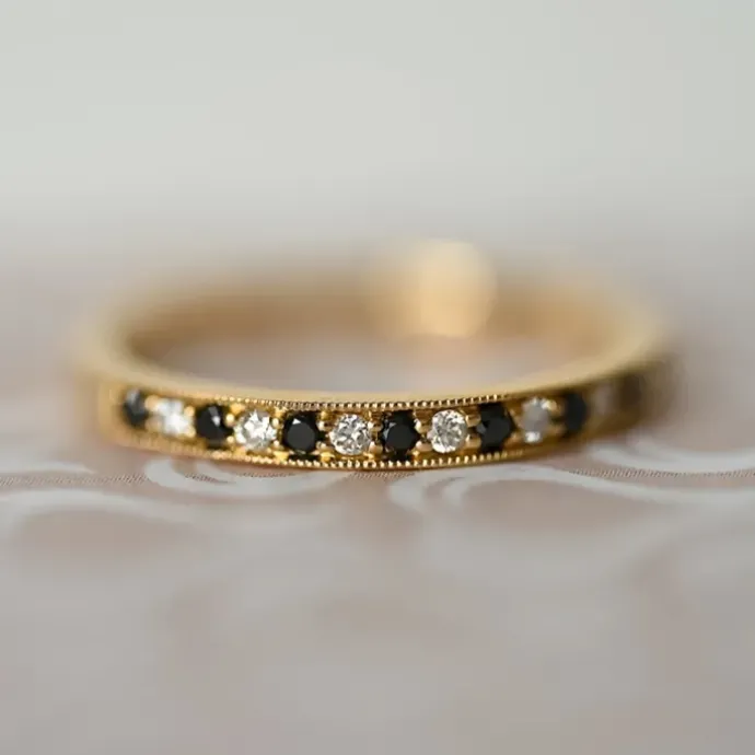 Sort alliancering i 14 karat guld 0,09 ct 0,10 ct