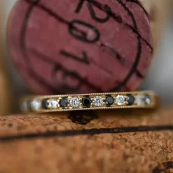 Sort alliancering i 14 karat guld 0,09 ct 0,10 ct