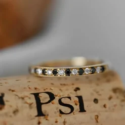 Sort alliancering i 14 karat guld 0,09 ct 0,10 ct