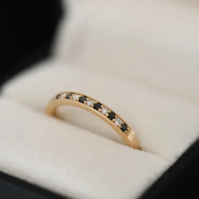 Sort alliancering i 14 karat guld 0,09 ct 0,10 ct