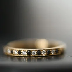 Sort alliancering i 14 karat guld 0,09 ct 0,10 ct