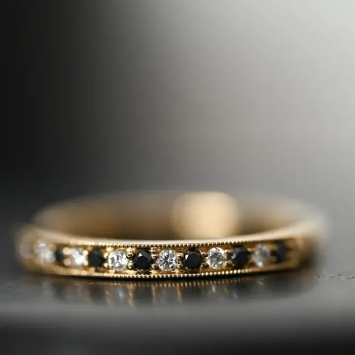 Sort alliancering i 14 karat guld 0,09 ct 0,10 ct