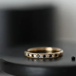 Sort alliancering i 14 karat guld 0,09 ct 0,10 ct