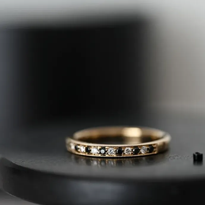 Sort alliancering i 14 karat guld 0,09 ct 0,10 ct