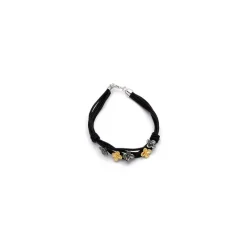 Sort armbånd i læder med blomstervedhæng i Forgyldt og rhodineret sølv