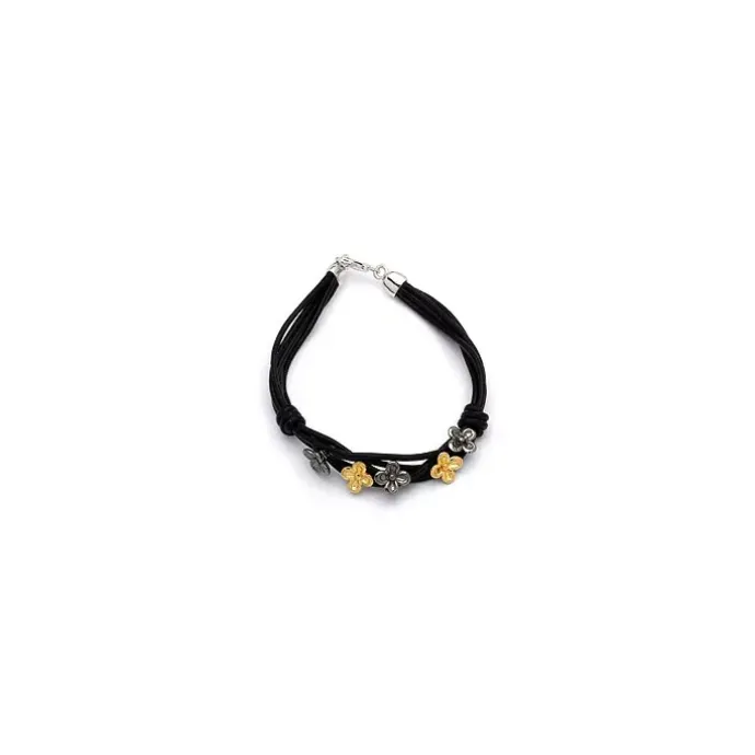 Sort armbånd i læder med blomstervedhæng i Forgyldt og rhodineret sølv