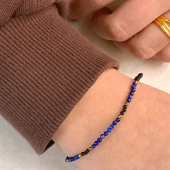 Sort armbånd med onyks og lapis og 6 hematite.