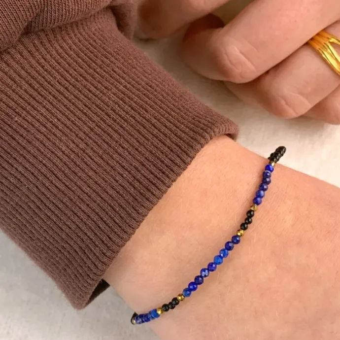 Sort armbånd med onyks og lapis og 6 hematite.