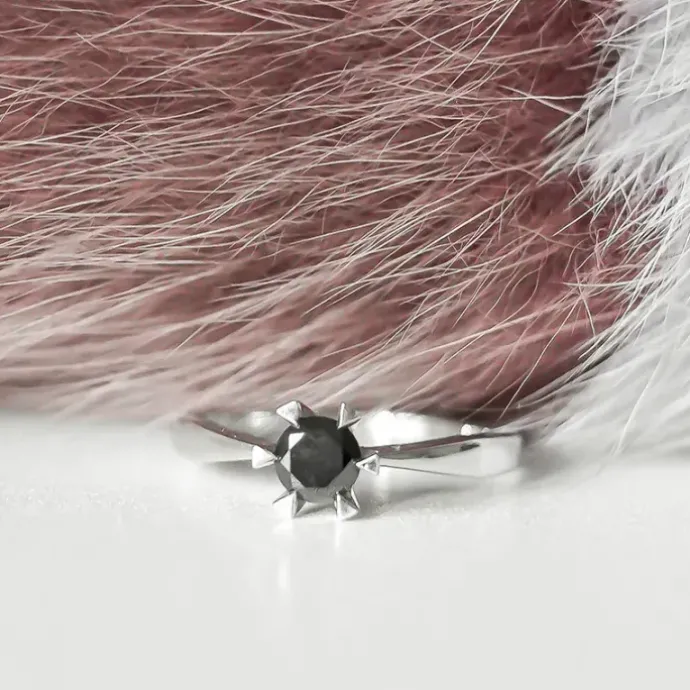 Sort diamant solitairering i 14 karat hvidguld 0,50 ct