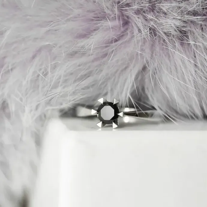 Sort diamant solitairering i 14 karat hvidguld 0,50 ct