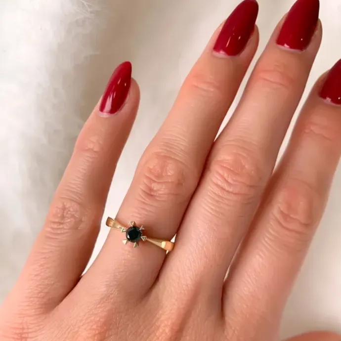 Sort solitairering i 14 karat guld 0,32 ct