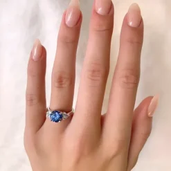 Stor rund blå zirkon ring i sølv