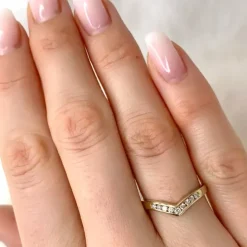 V diamant ring i 9 karat guld 0,15 ct