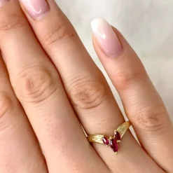 V rubin diamantring i 9 karat guld 0,01 ct 0,54 ct