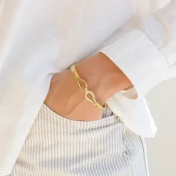 Vandfast infinity armring i forgyldt stål - OCEANA
