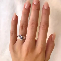 Yndig abstrakt zirkon ring i sølv