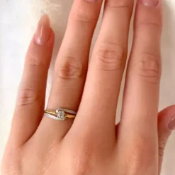 Zirkon ring i 9 karat guld med 9 karat hvidguld