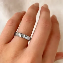 Zirkon ring i rhodineret sølv